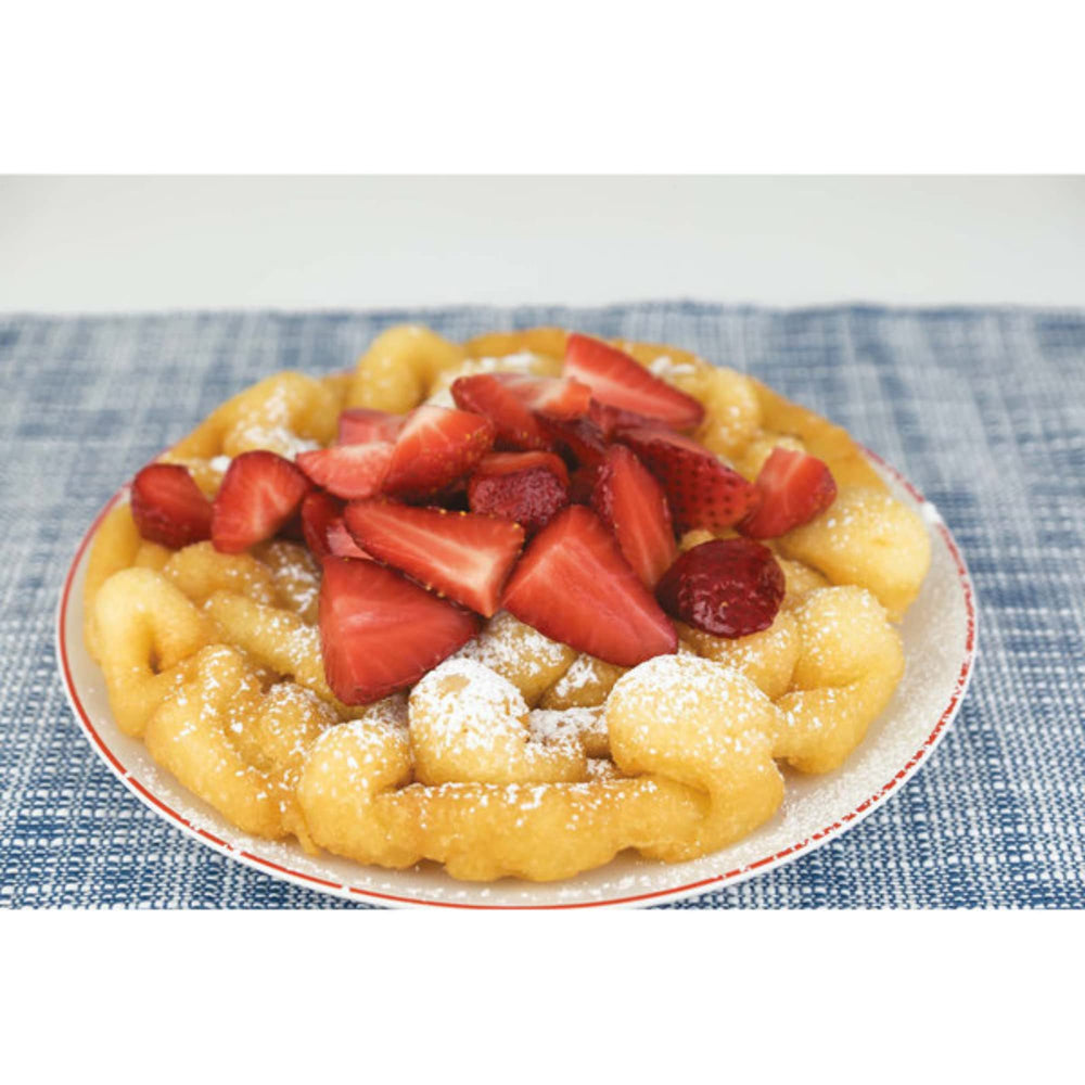 Krusteaz funnel cake servido con azúcar glas y frutas, presentación atractiva