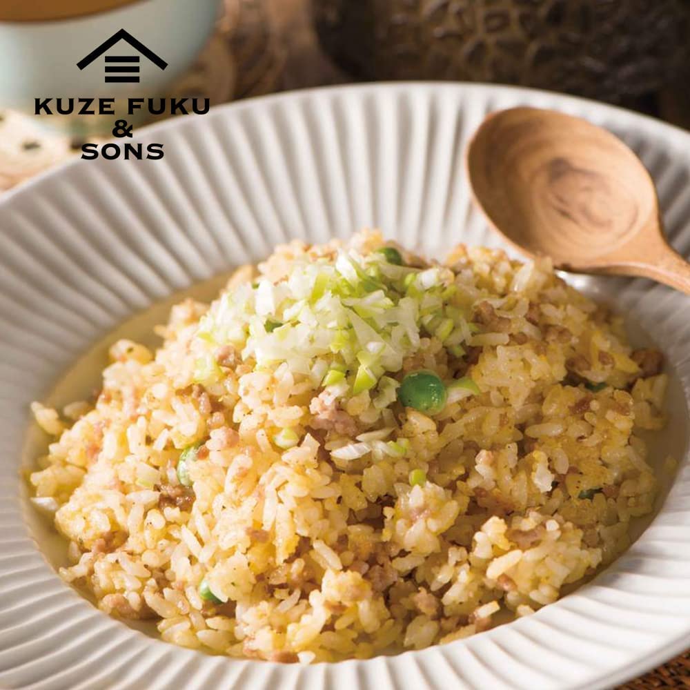 Kuze Fuku uso en cocina, vertiendo dashi en olla para preparar sopa rápido