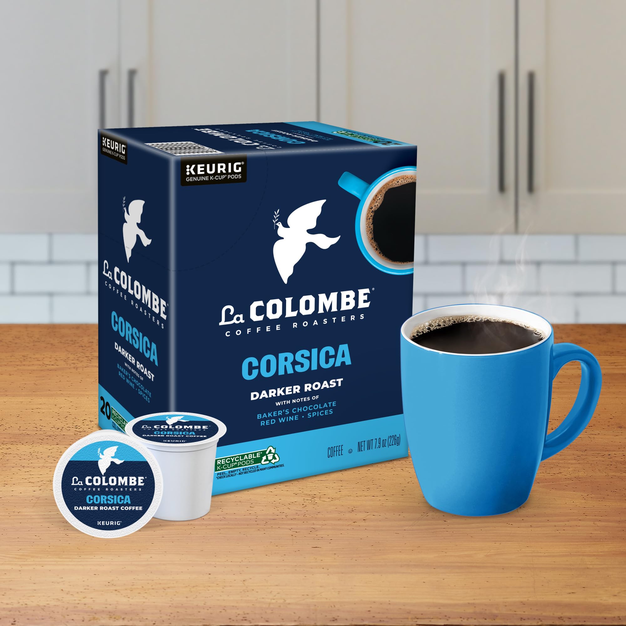 Cápsula La Colombe colocada en cafetera durante uso doméstico
