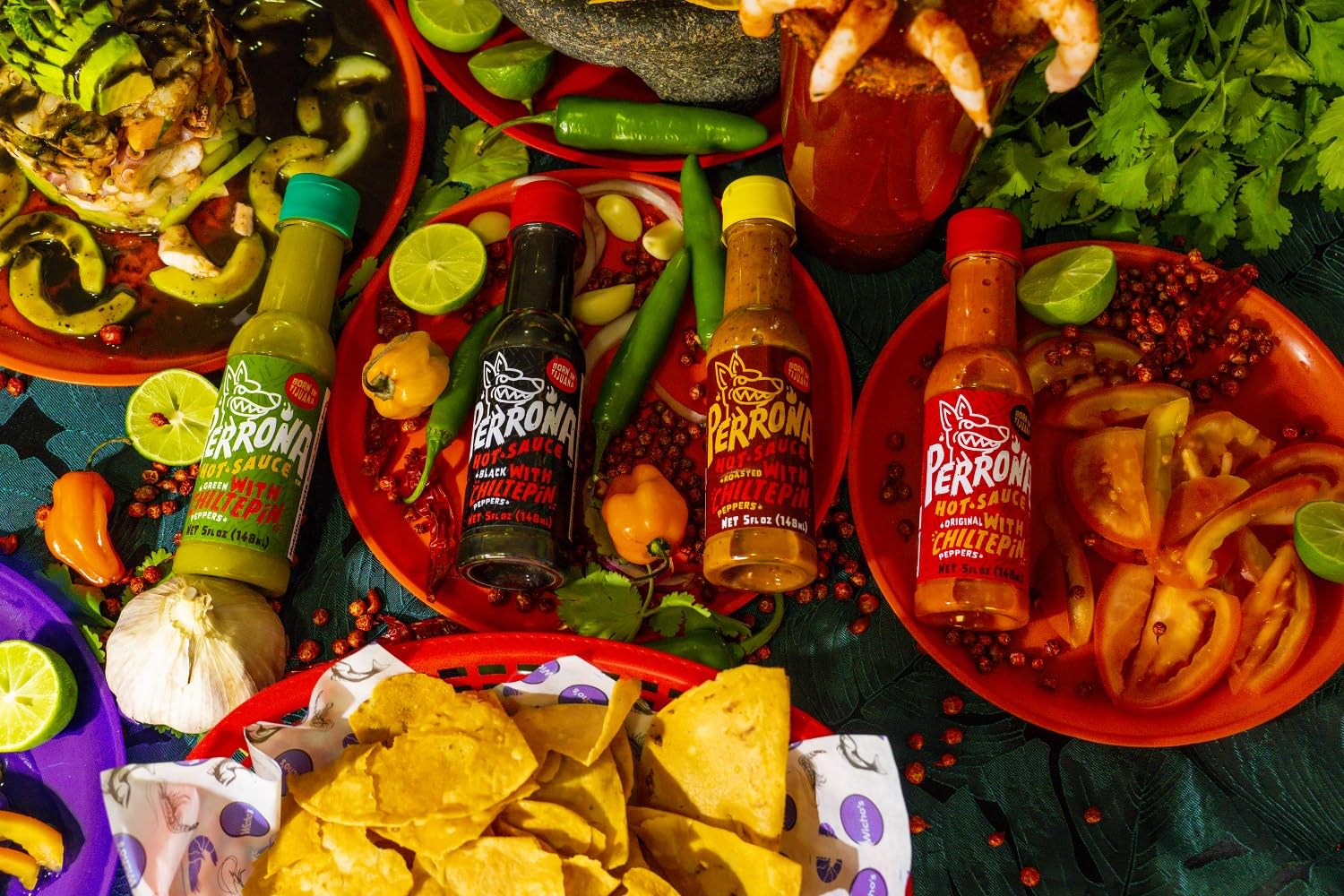 La Perrona salsa Negra añadiéndose a guiso para aroma ahumado intenso
