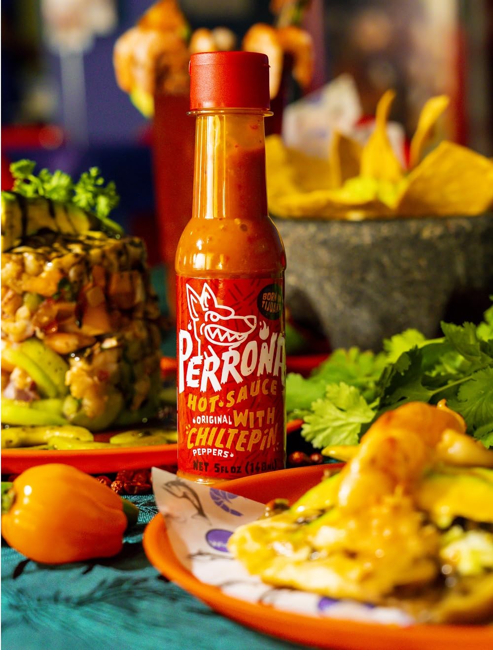 La Perrona salsa en taco realzando sabor y añadiendo picante auténtico