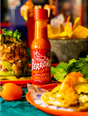 La Perrona salsa en taco realzando sabor y añadiendo picante auténtico
