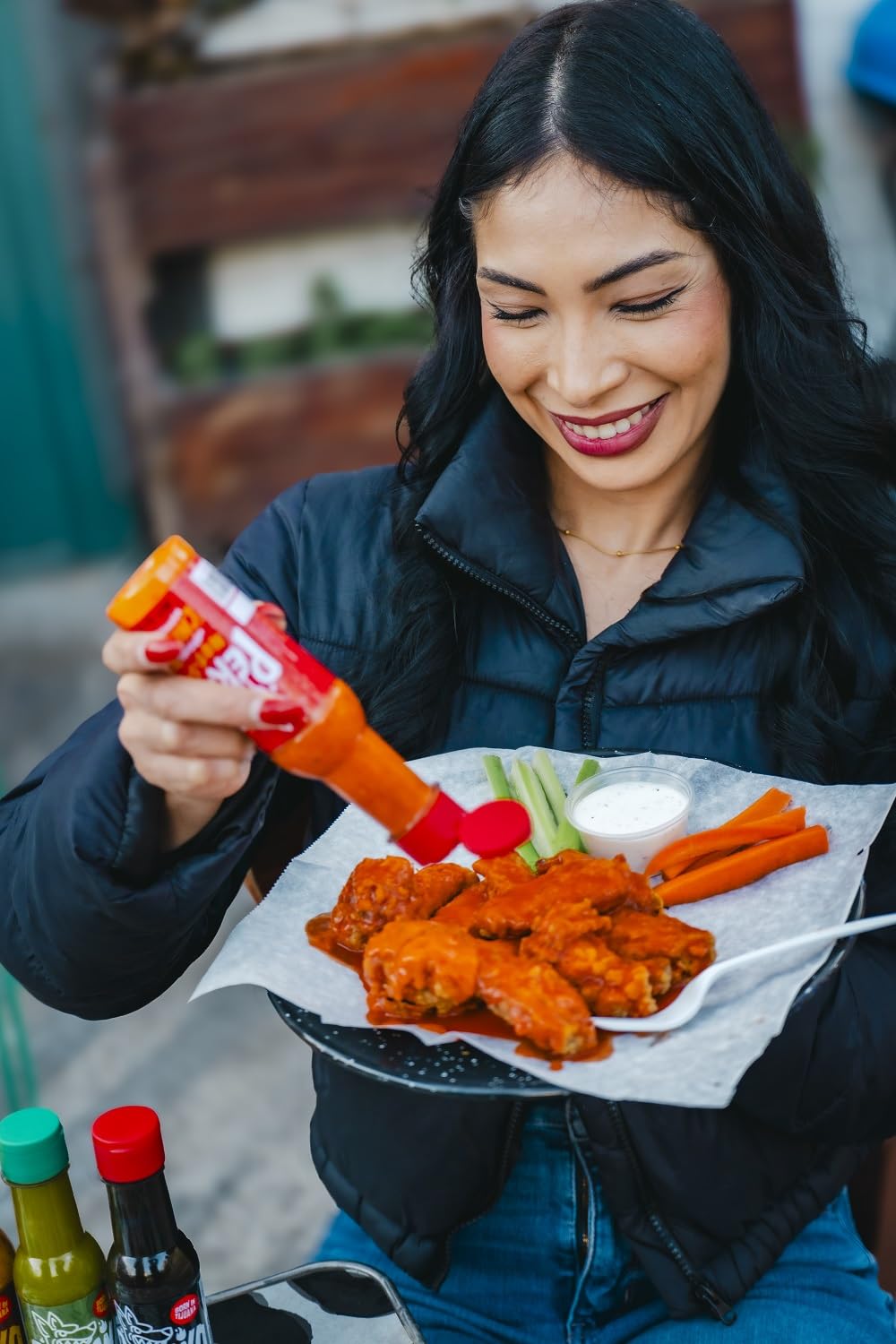 La Perrona comparación de tamaño con mano para referencia de 5 oz