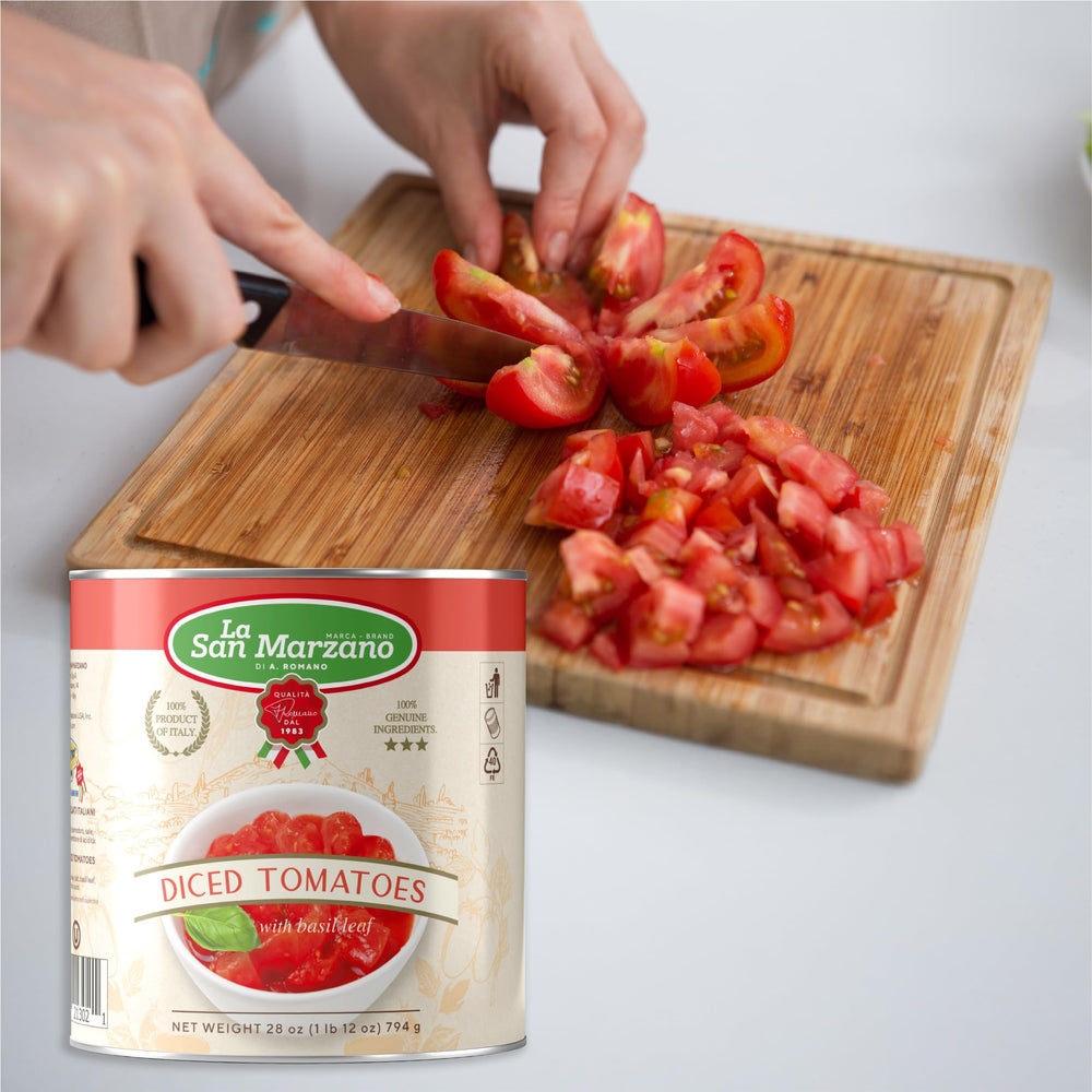 La San Marzano lata en uso en cocina sobre pasta aportando sabor