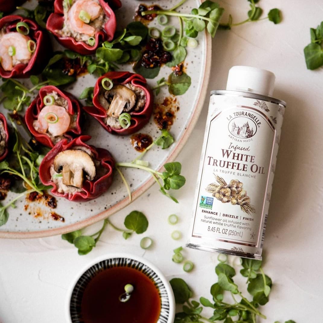 La Tourangelle botella en cocina gourmet junto a ingredientes frescos mostrando uso cotidiano