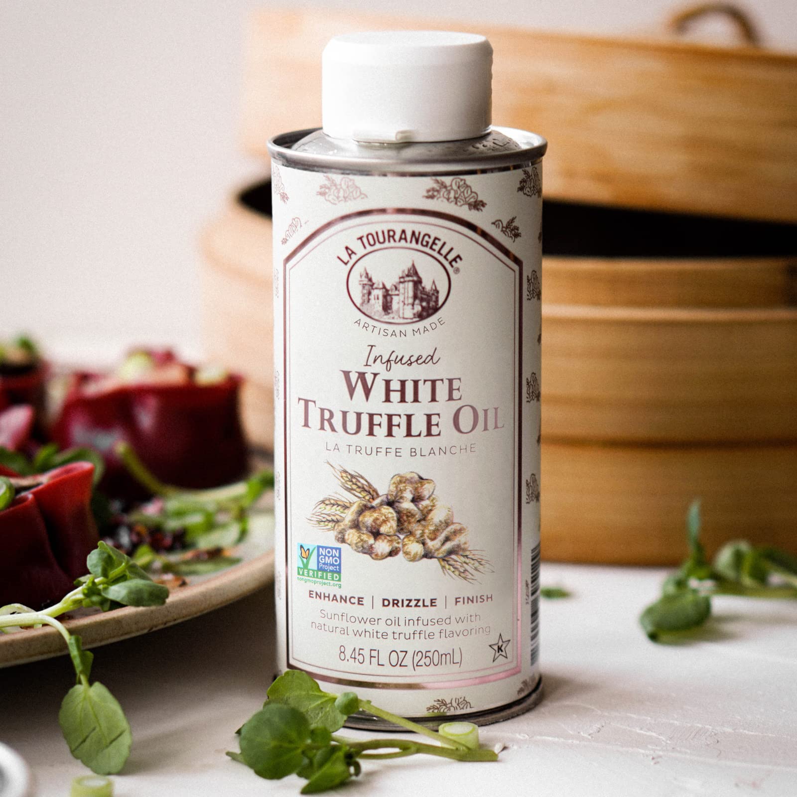 La Tourangelle botella del aceite trufado blanco en mano para mostrar tamaño práctico
