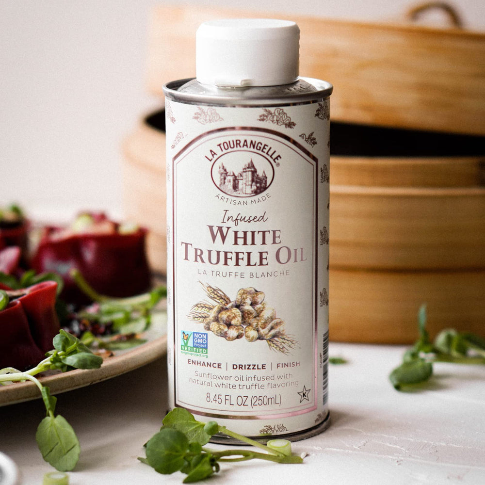 La Tourangelle botella del aceite trufado blanco en mano para mostrar tamaño práctico