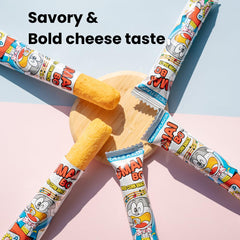 LA VOIE FOODS palito Umaibo queso en mano, muestra tamaño real