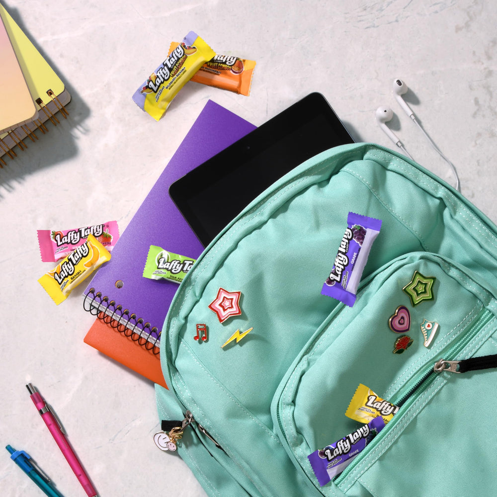 Laffy Taffy mini barra junto a mano para comparar tamaño real