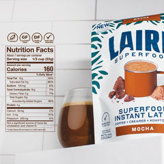 Laird Superfood taza con mocha preparada ofreciendo aspecto cremoso apetecible