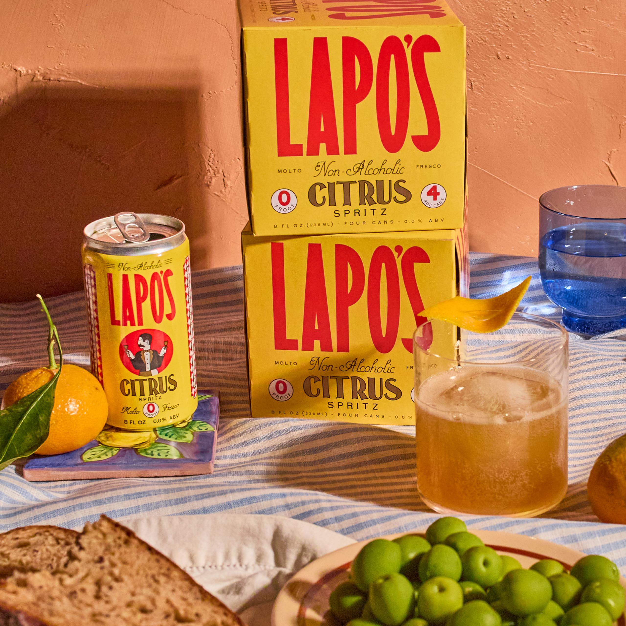 Lapo's botella en terraza con aperitivos, ambiente social refinado