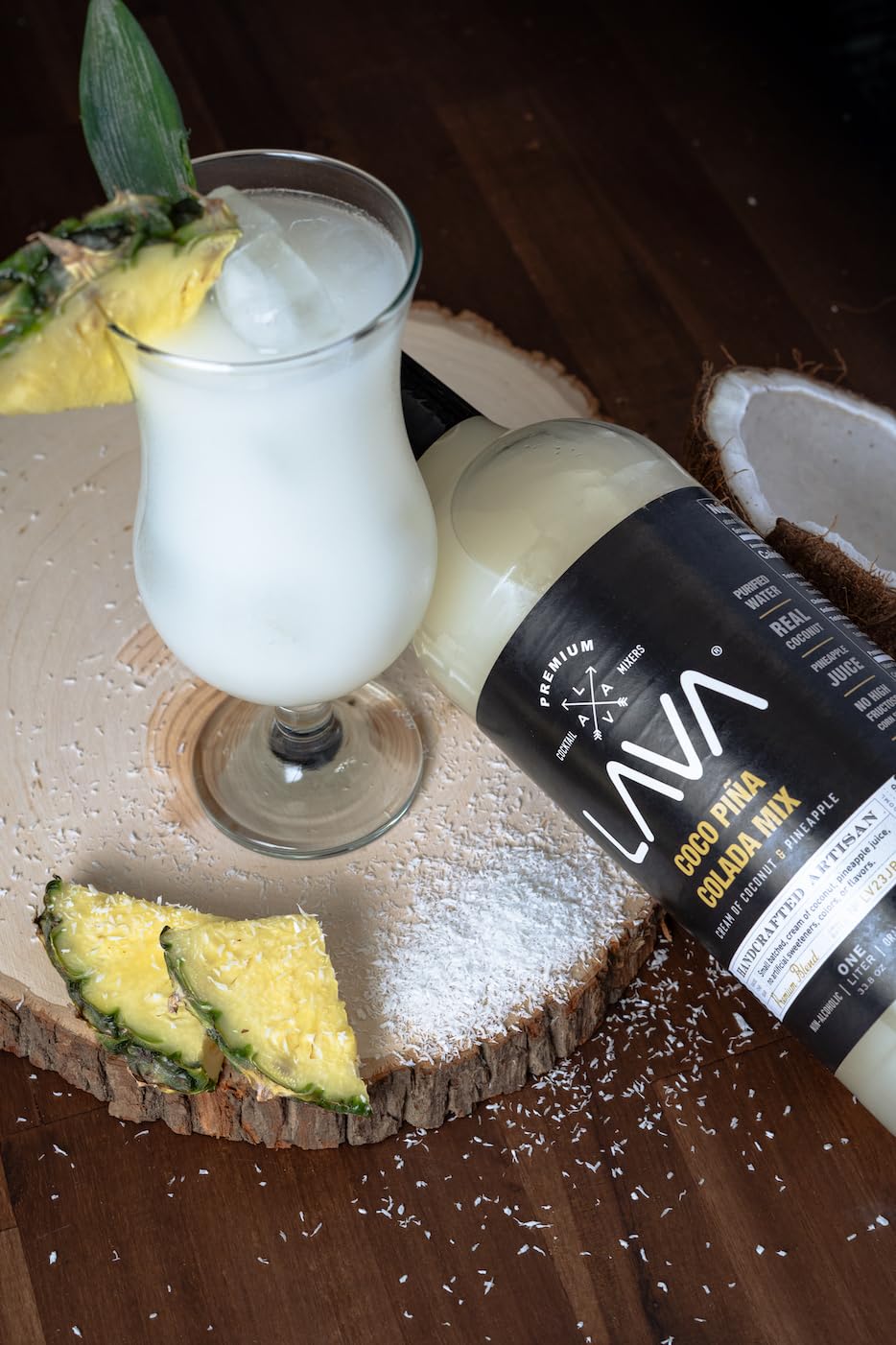 LAVA manos sosteniendo piña y coco frescos mostrando autenticidad