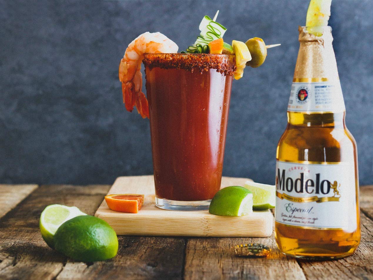 LAVA michelada servida en mesa de reunión, ideal para eventos sociales
