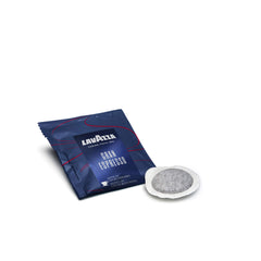 Lavazza cápsula en primer plano detalle del sello que preserva aroma
