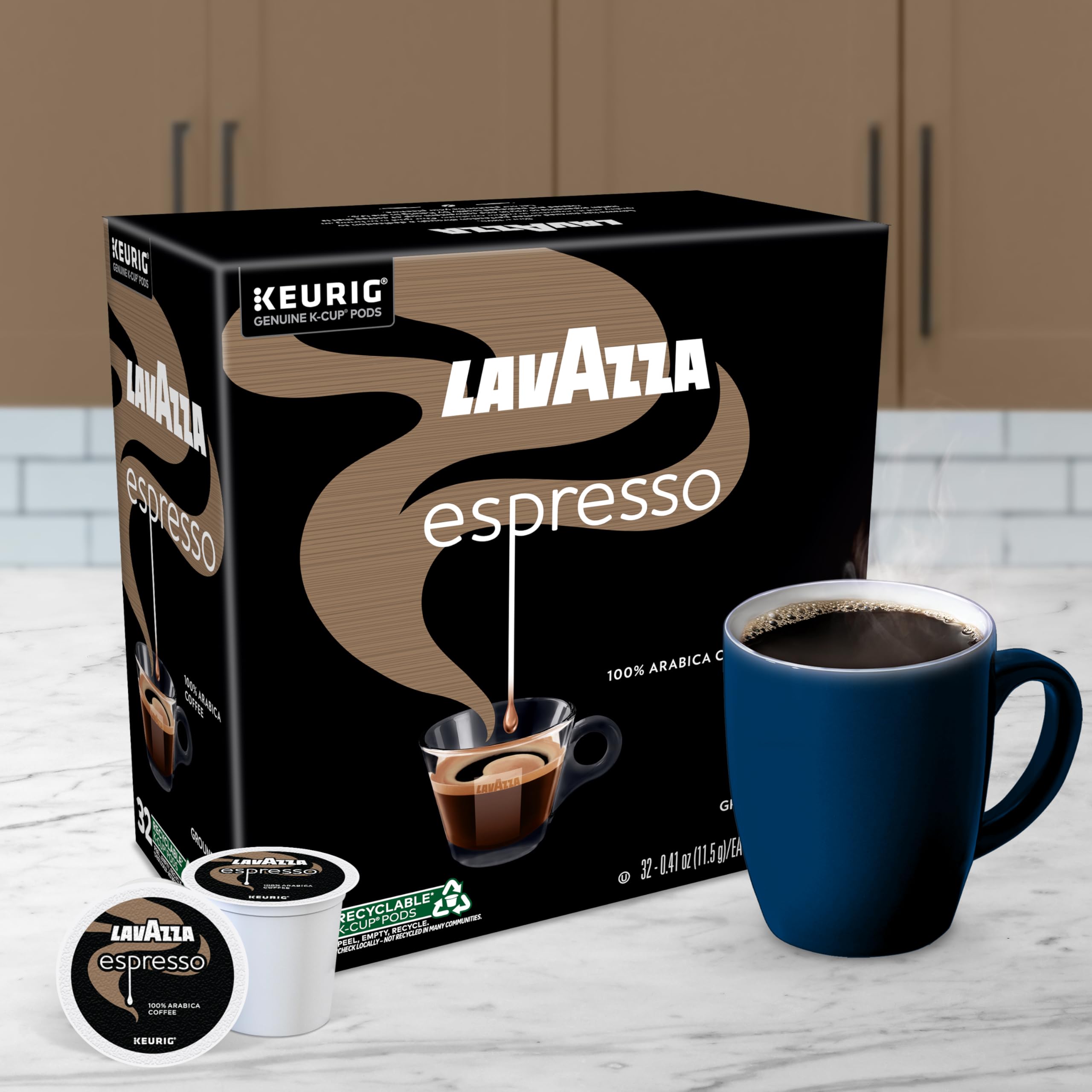 Lavazza cápsula insertada en máquina Keurig demostrando compatibilidad rápida