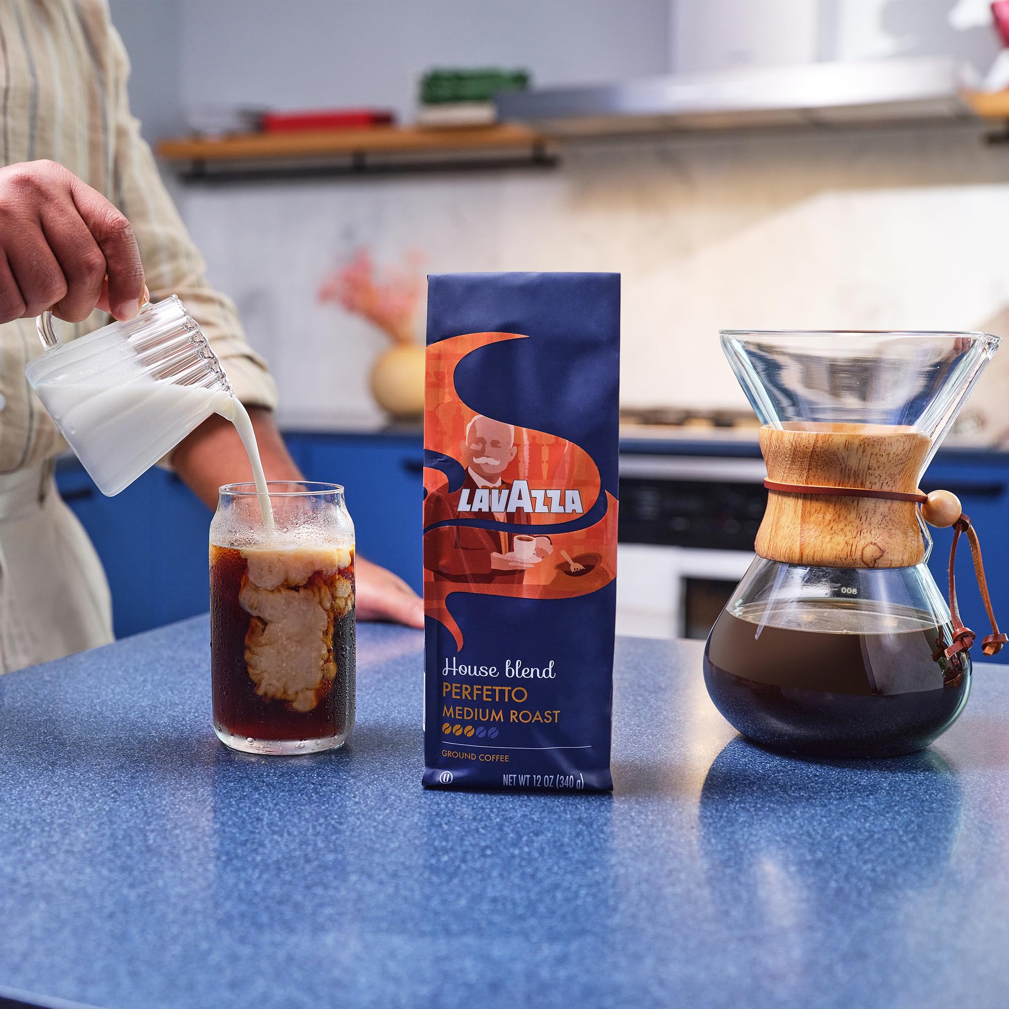 Lavazza escena de cocina con estilo de vida y café listo para disfrutar