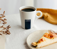 Lavazza primer plano del café molido con textura fino-media para goteo