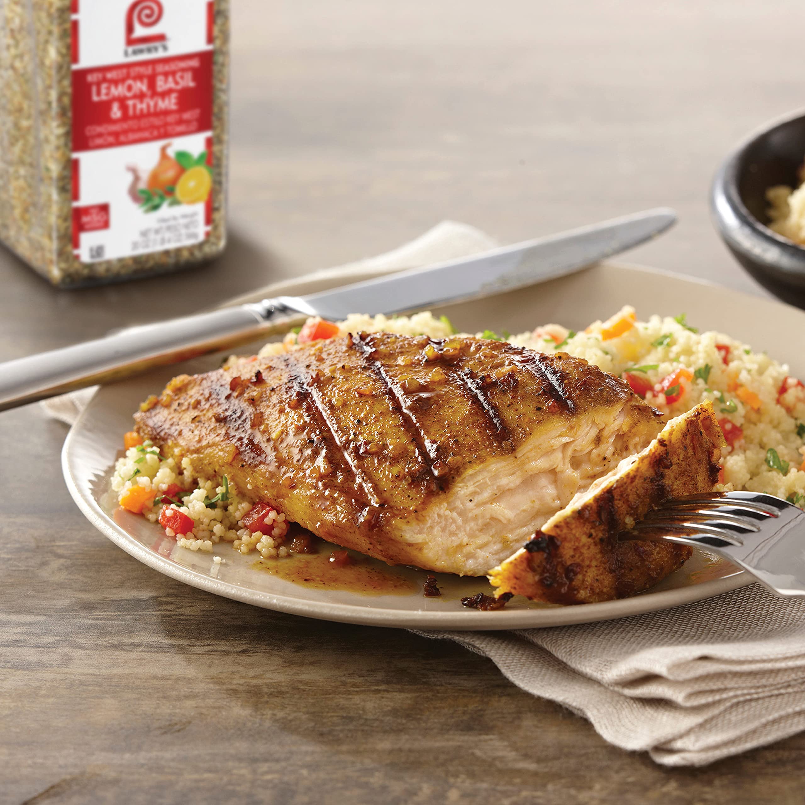 Lawry's espolvoreado sobre ensalada, aporta frescura y brillo al plato