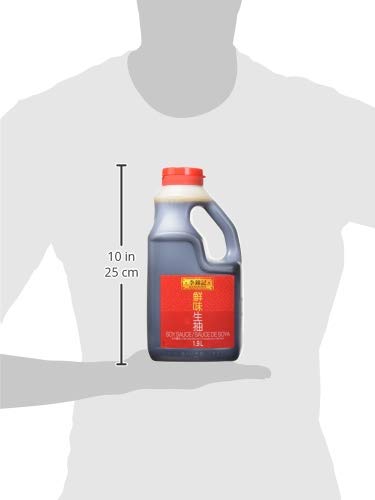 Lee Kum Kee botella junto a una regla para comparar tamaño 64 oz