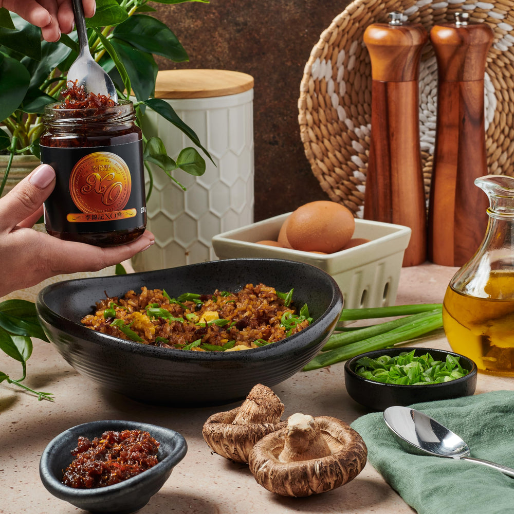 Lee Kum Kee frasco XO Sauce junto a utensilios, muestra tamaño práctico