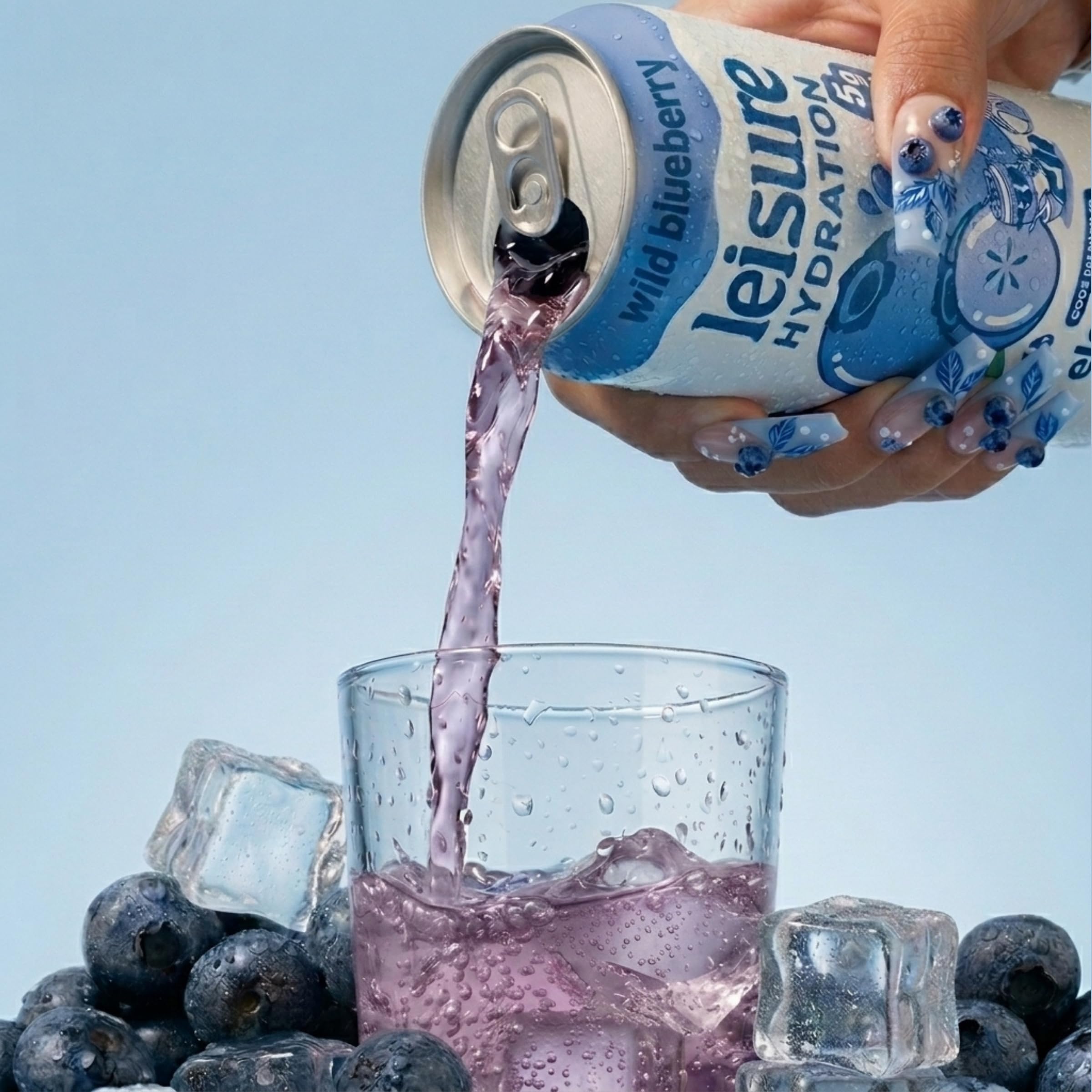 Persona bebiendo Leisure Wild Blueberry tras ejercicio, hidratación rápida y recuperación