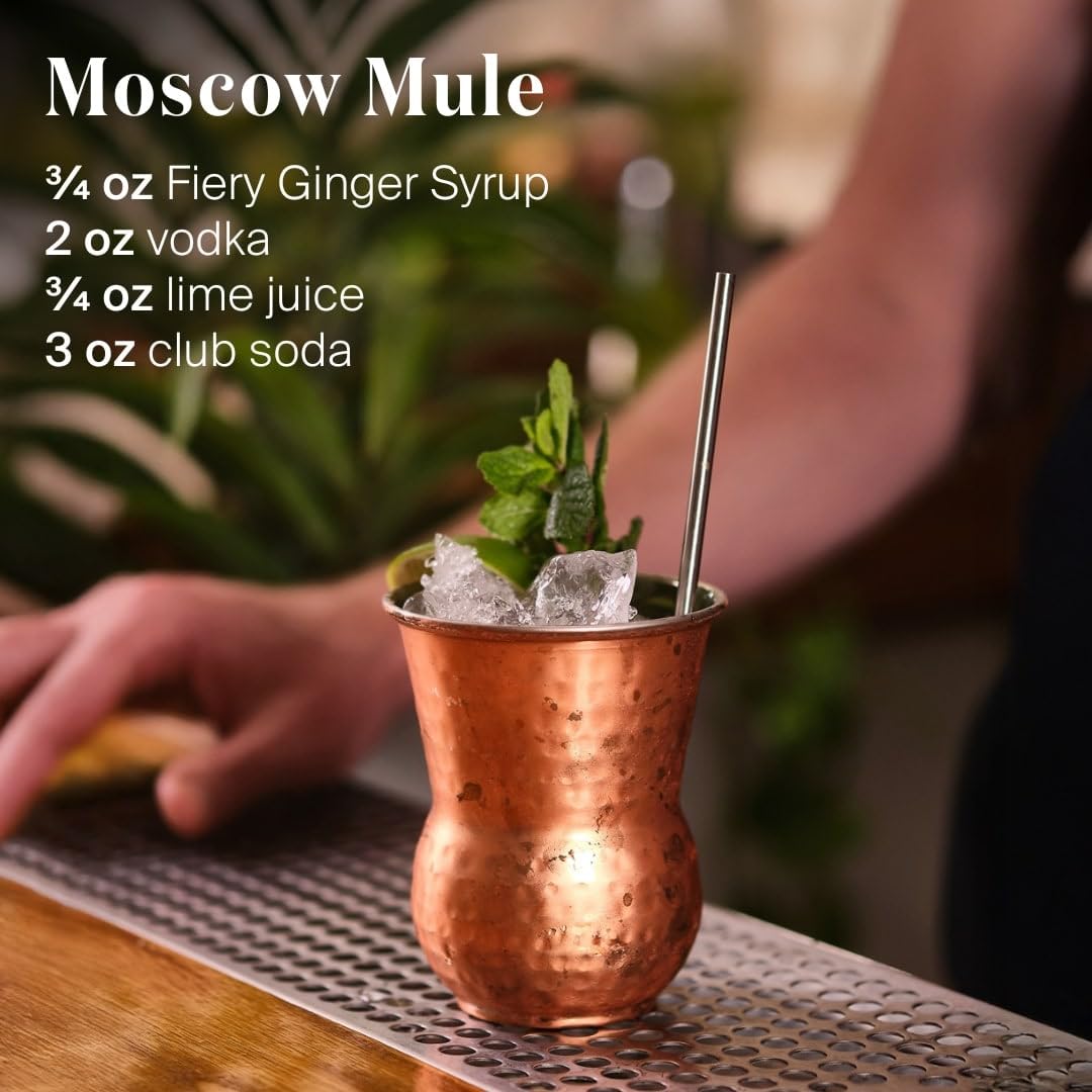 Liber & Co. sirope vertiéndose en vaso de Moscow Mule, mejora el sabor