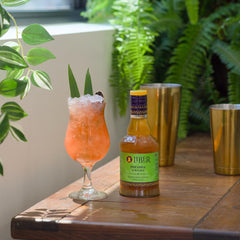 Liber & Co. botella junto a vaso para comparar escala y rendimiento