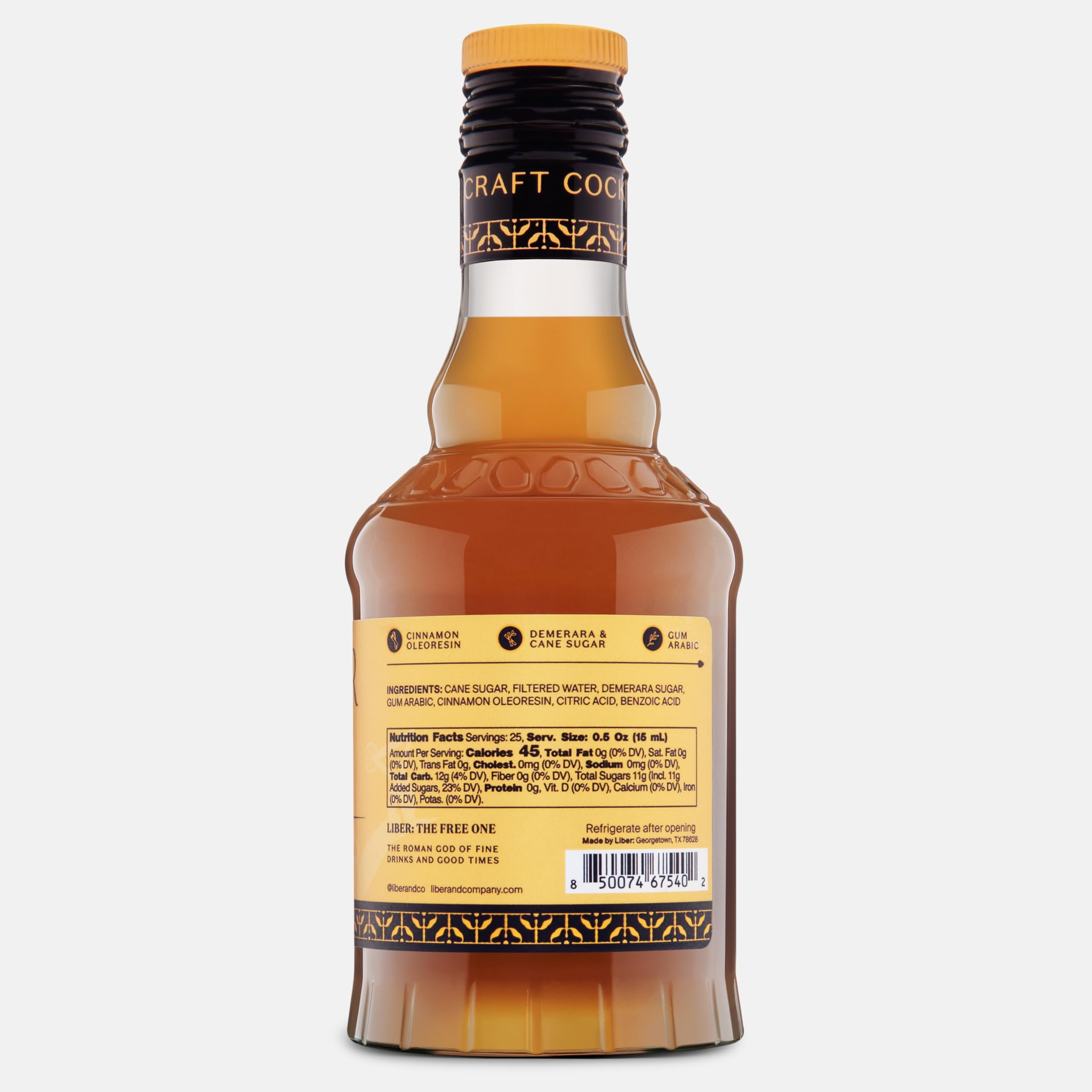 Liber & Co. botella en una barra con vasos, mostrando ambiente profesional