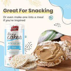 Lieber's rice cake junto a una mano para referencia de tamaño y portabilidad