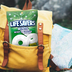 Life Savers en mano para comparar tamaño y llevar en el bolso