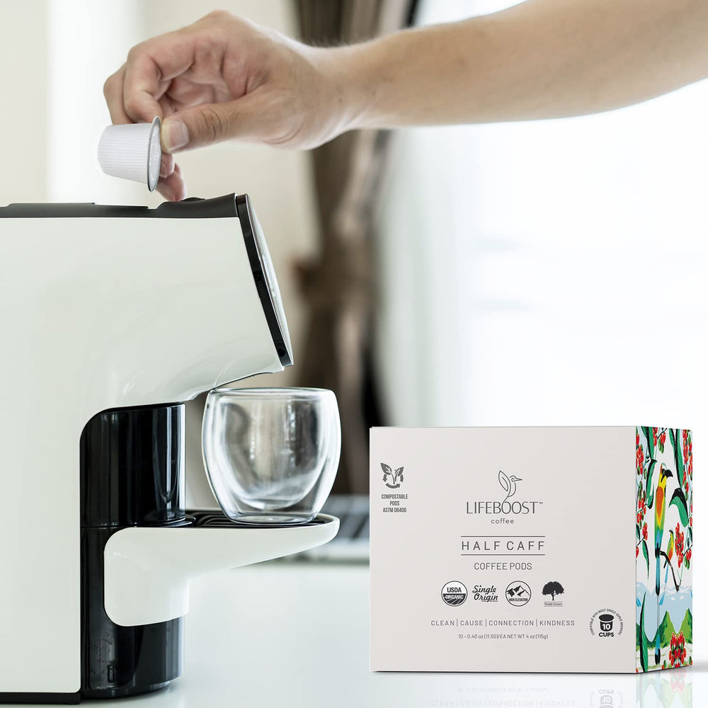 LIFEBOOST cápsula junto a una regla para comparar tamaño y portabilidad