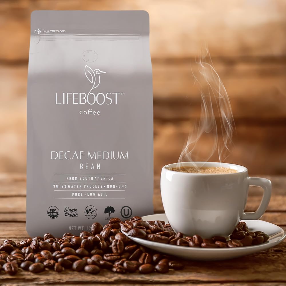 LIFEBOOST bolsa 12oz junto a una taza para referencia de tamaño práctico