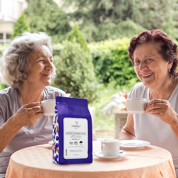 LIFEBOOST café servido en mesa de desayuno, ambiente que sugiere ritual cotidiano de sabor