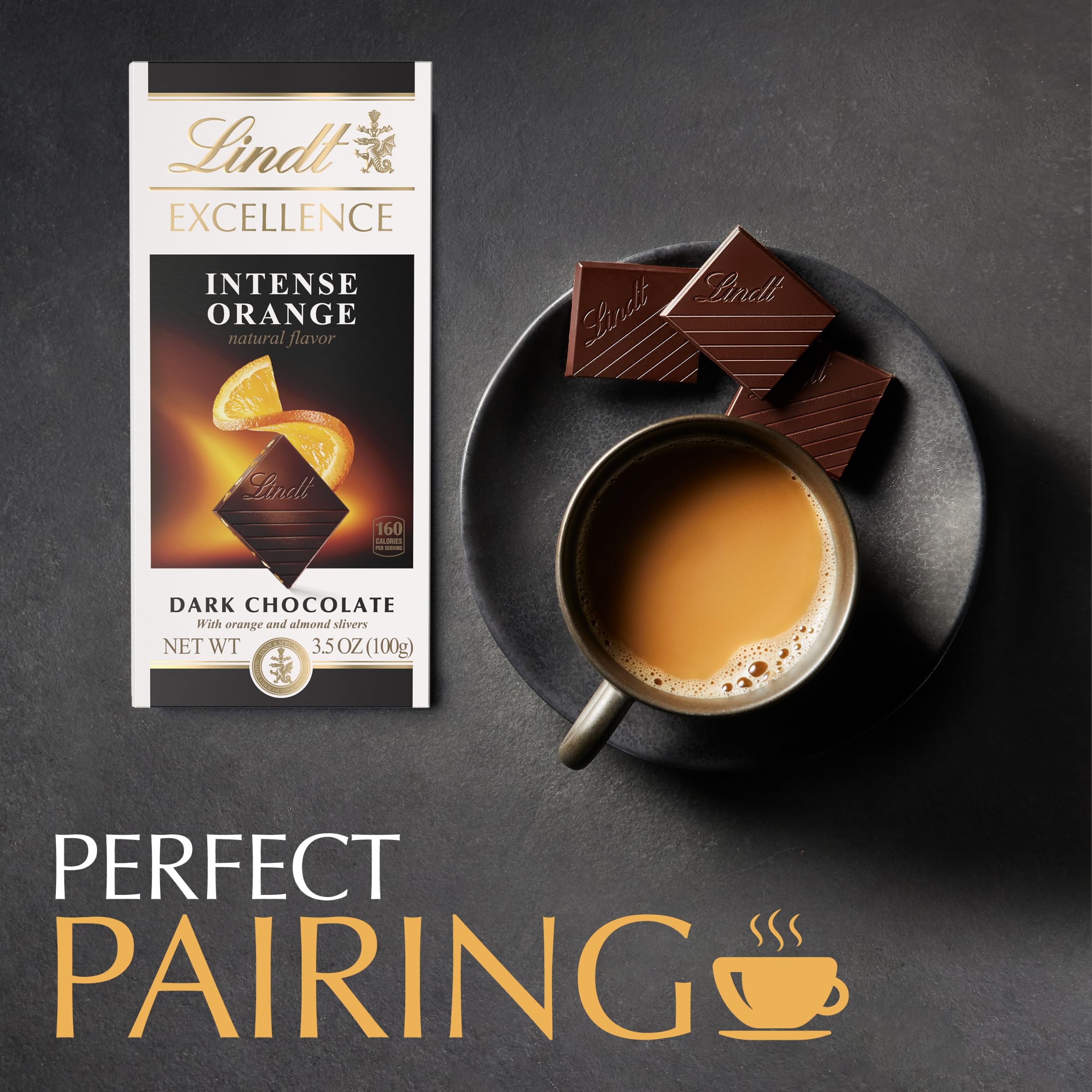 Lindt EXCELLENCE primer plano de almendras laminadas sobre el chocolate, añade crocancia