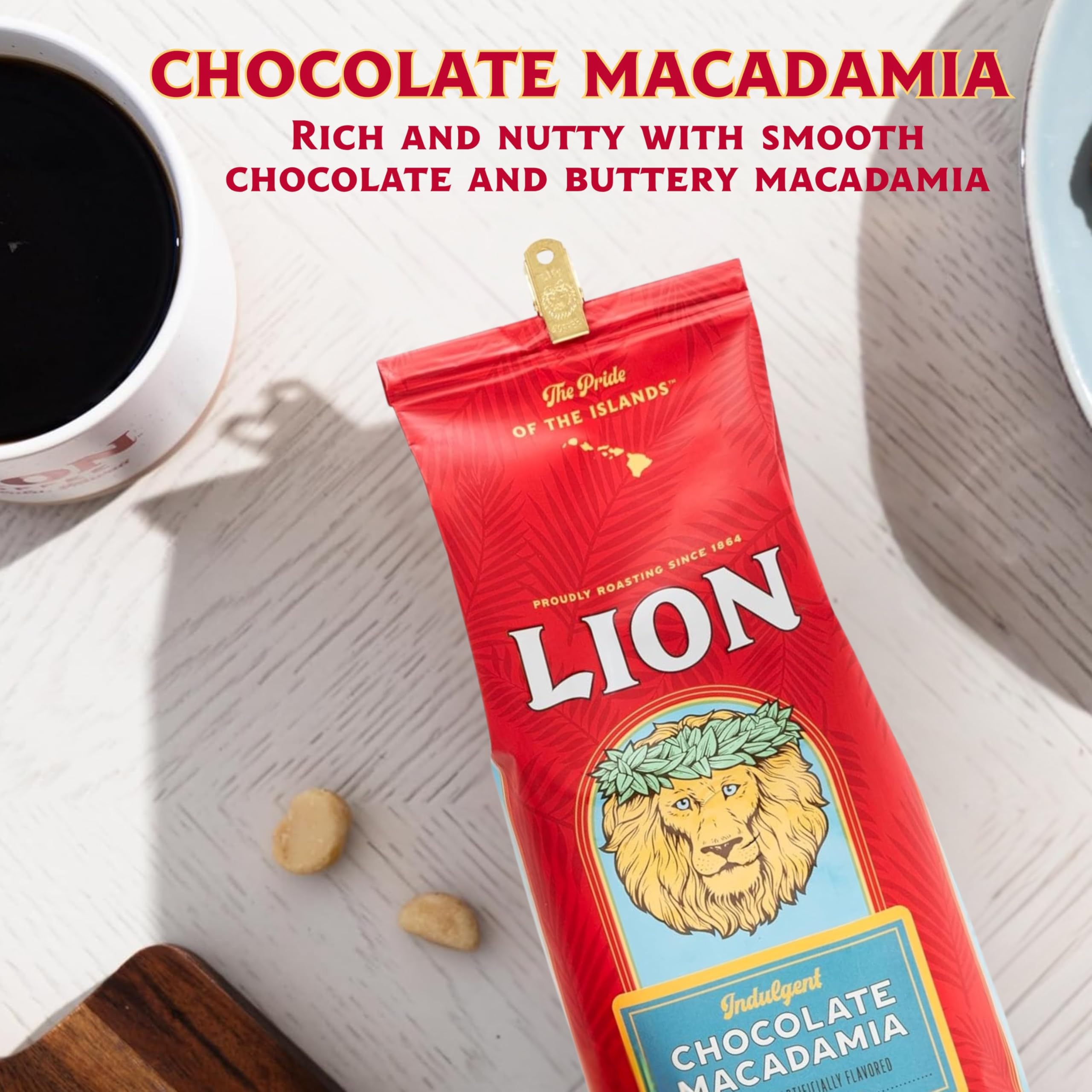 Lion Coffee bolsa 24 oz junto a objetos cotidianos para comparar la escala y cantidad