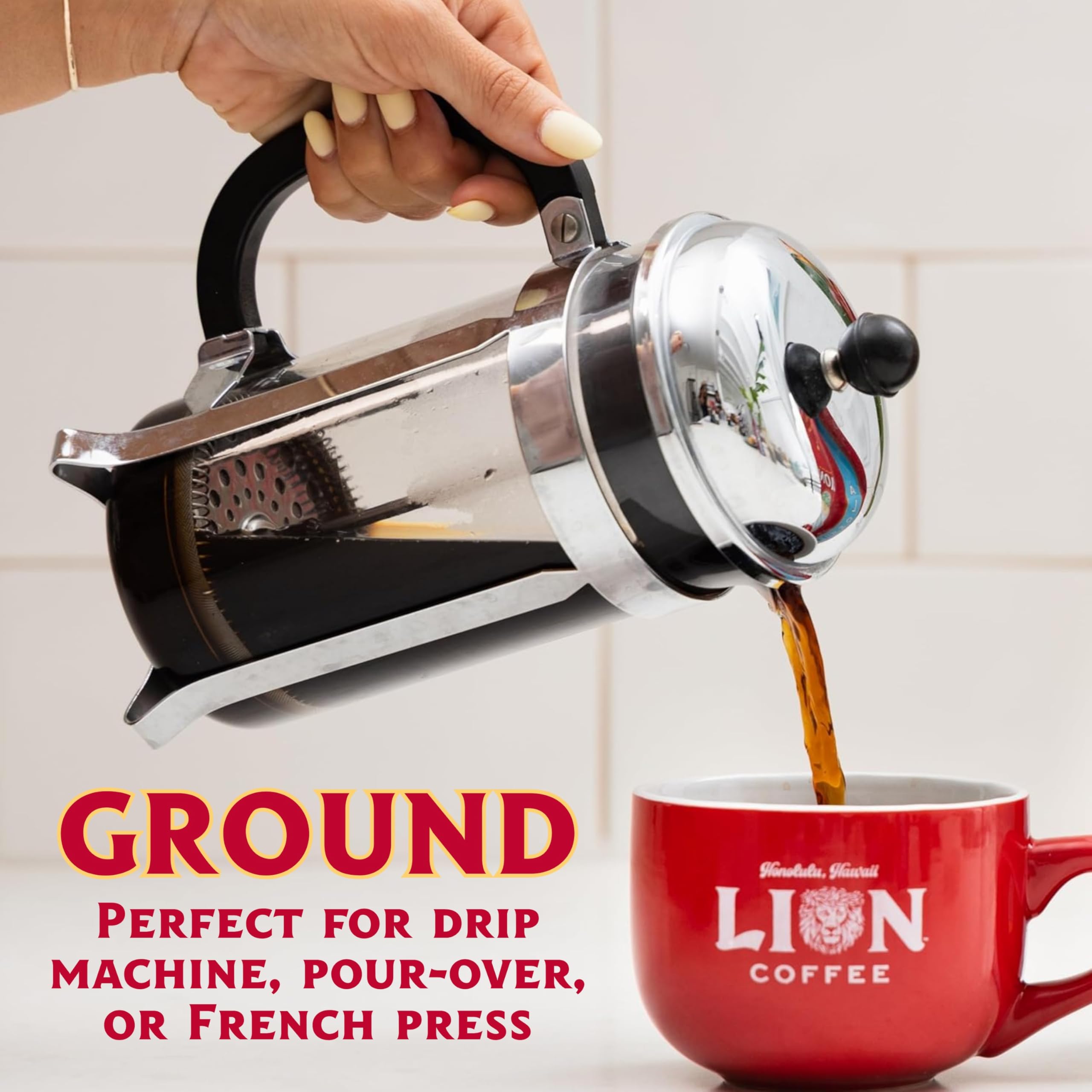Lion Coffee taza servida en mesa de madera con vapor, sugiere sabor chocolate y macadamia