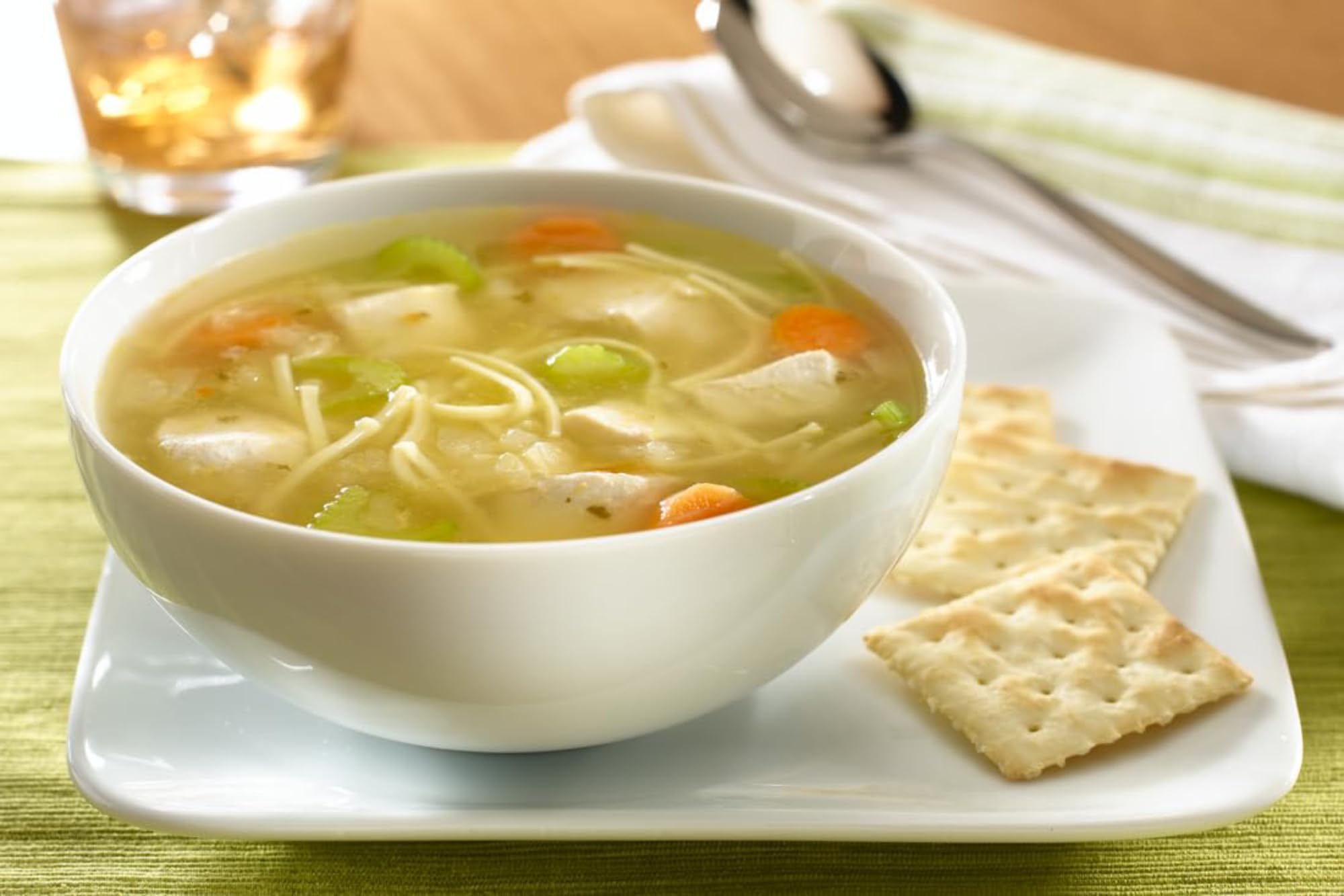 Lipton taza con sopa lista ilustrando preparación rápida y reconfortante