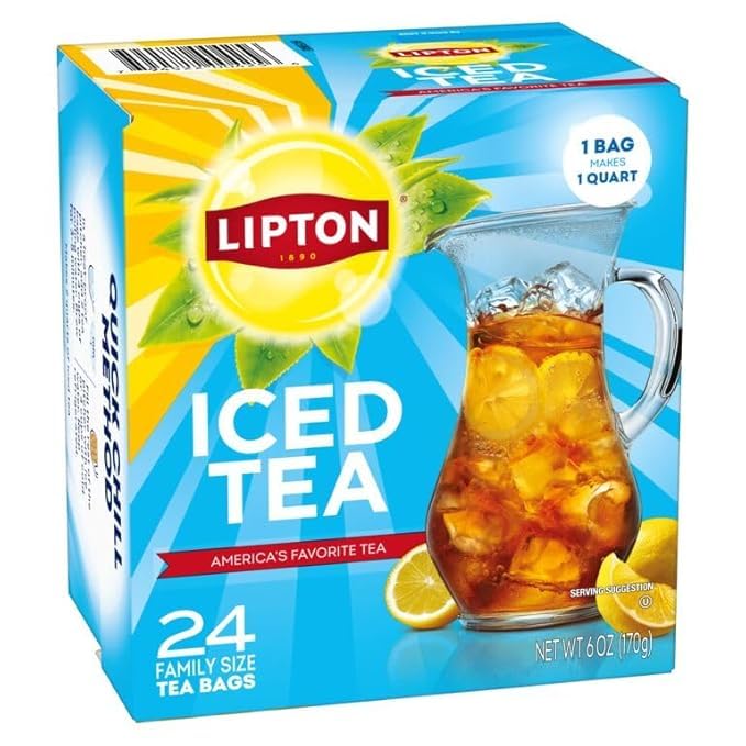 Lipton taza cerámica mientras se vierte té listo para beber