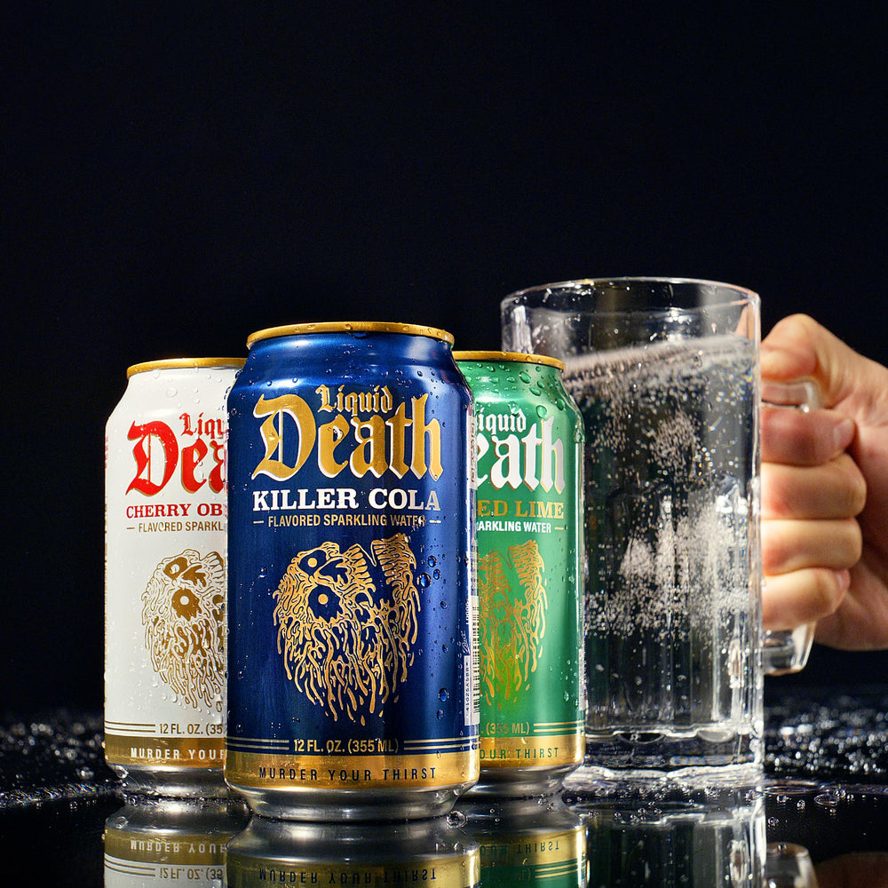 Liquid Death pack de 12 latas apiladas listo para almacenar, ahorro y conveniencia