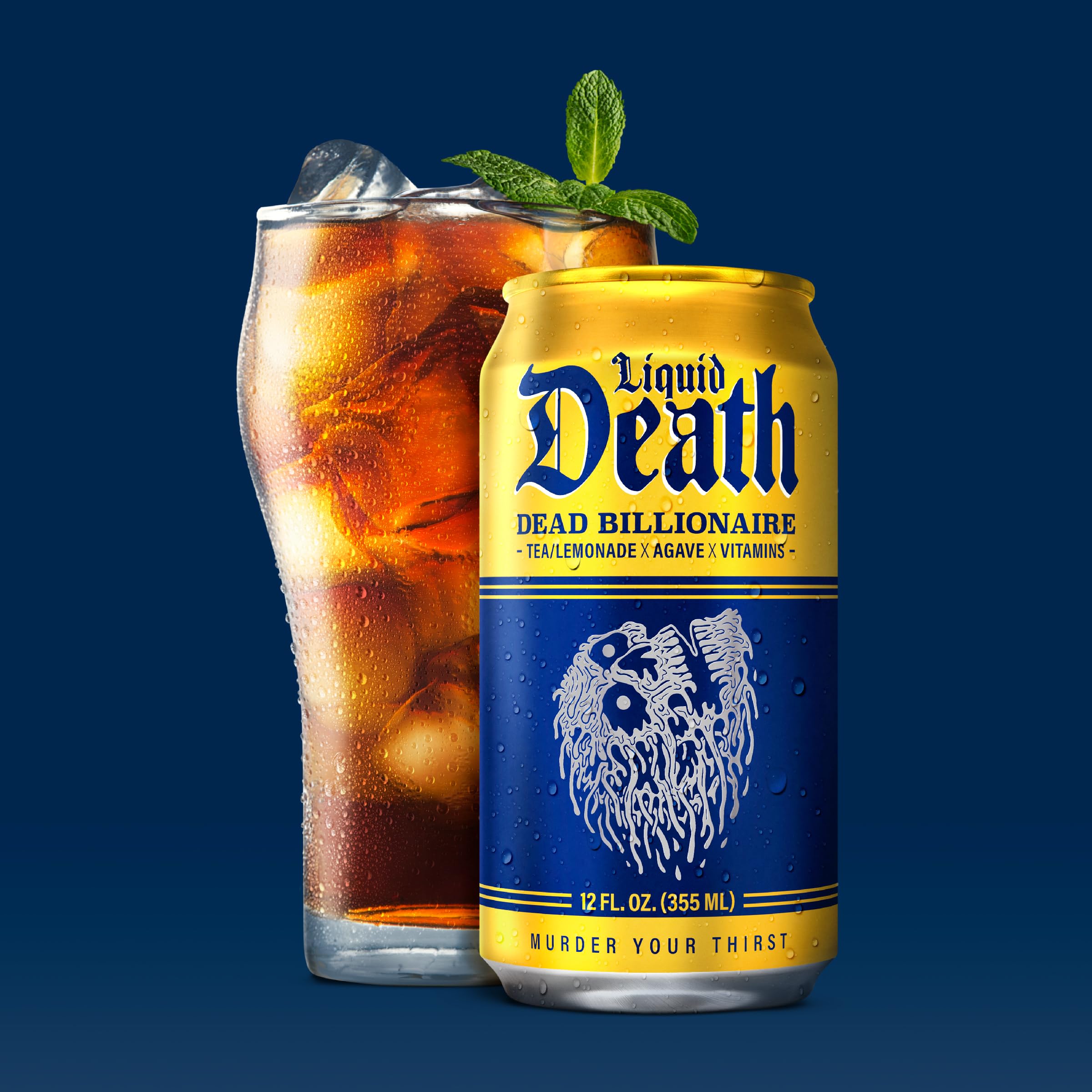 Liquid Death lata en mano para mostrar tamaño y portabilidad con energía