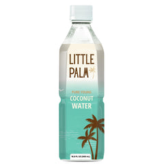 Close-up de agua de coco Little Palm textura cristalina y refrescante