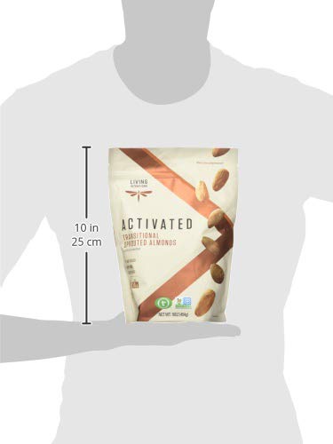 Living Intentions persona disfrutando almendras germinadas como merienda