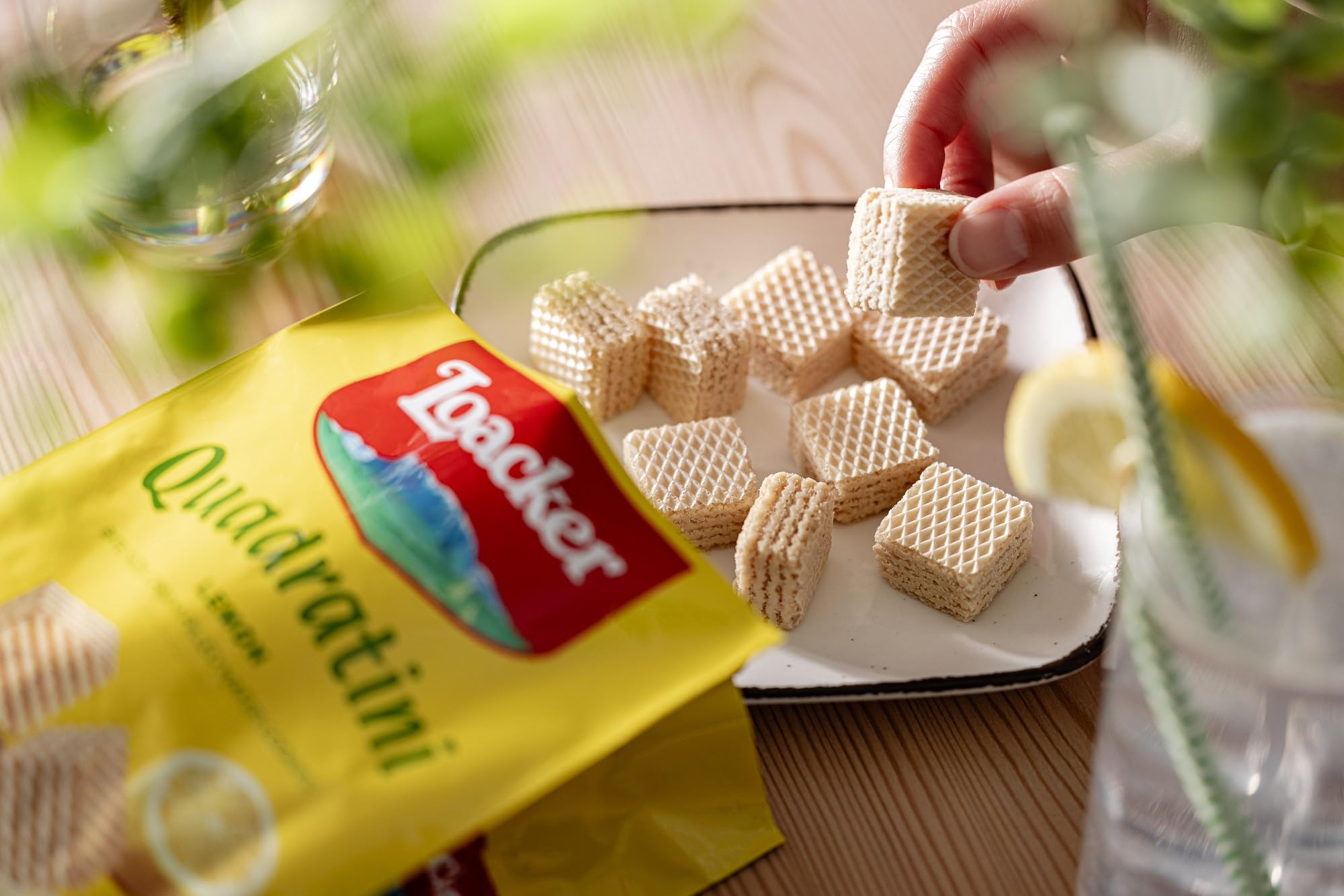 Loacker Quadratini Lemon galleta en mano para comparar tamaño y porción individual