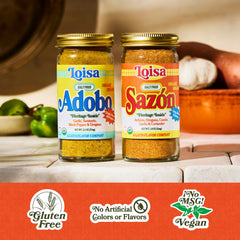 Loisa sazonando arroz para aportar color y sabor auténtico