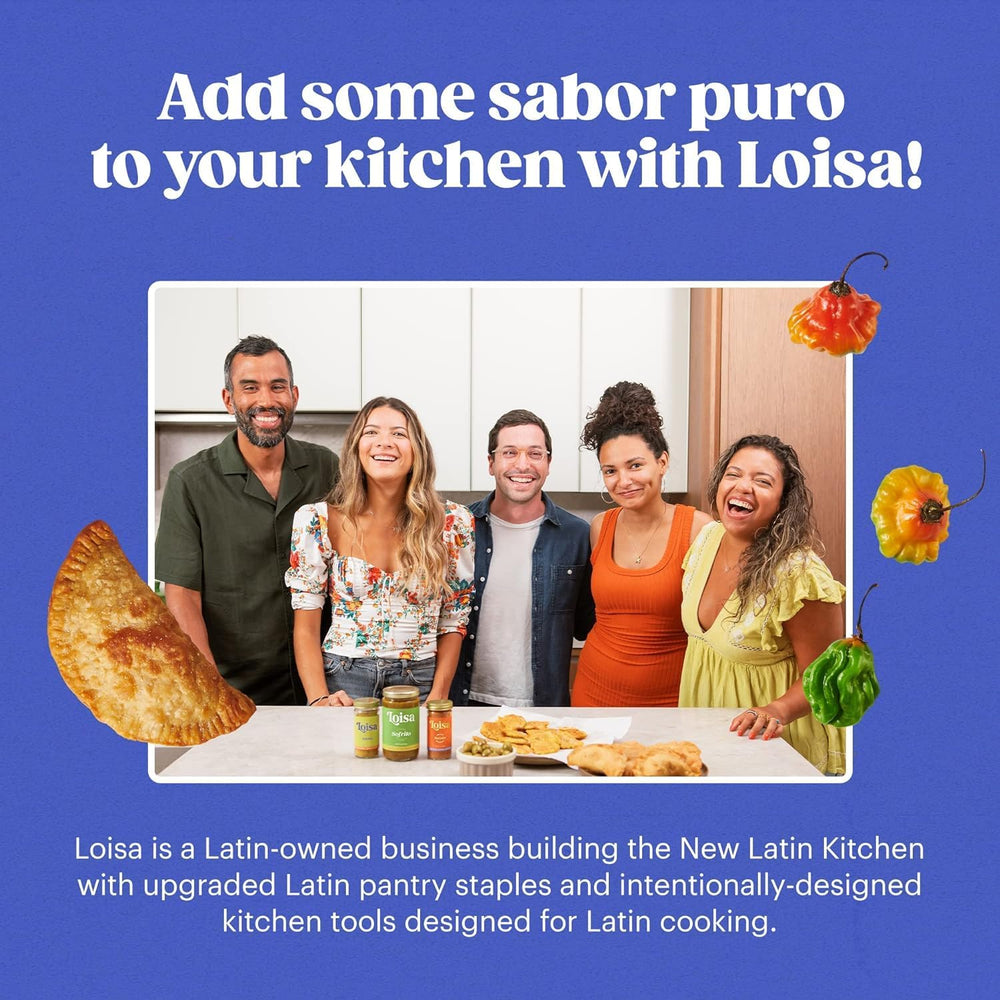 Loisa sofrito rojo añadido a una cazuela caliente realzando sabor en guiso casero