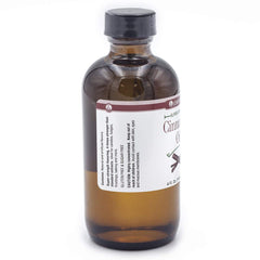 Detalle del tapón y etiqueta de LorAnn Cinnamon Oil, precisión y fácil dosificado