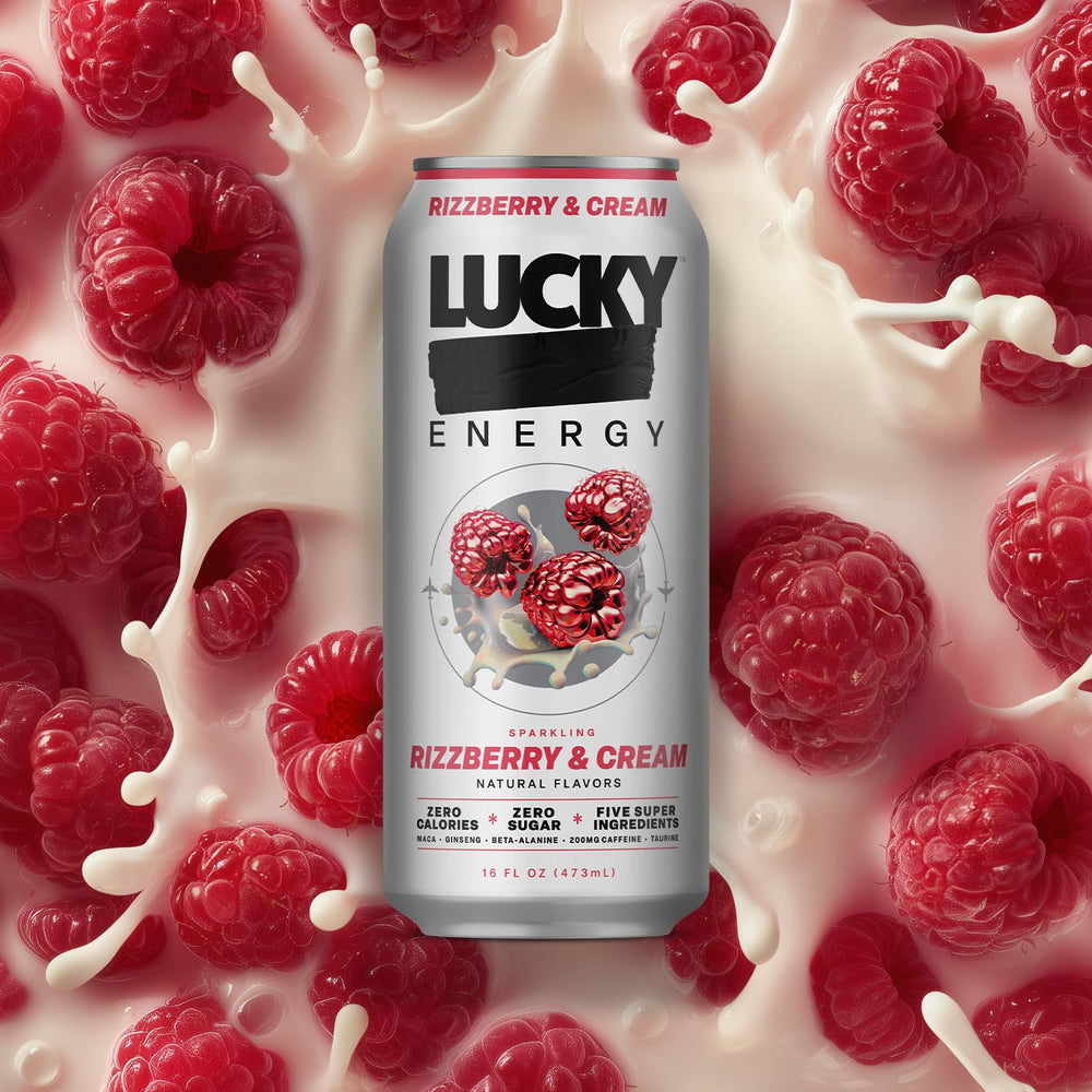 Lucky Energy lata en mano para comparar tamaño y llevar con facilidad