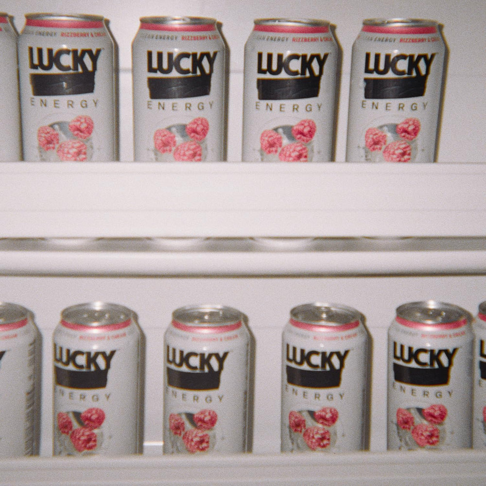 Lucky Energy lata al lado de un portátil en estudio para enfoque