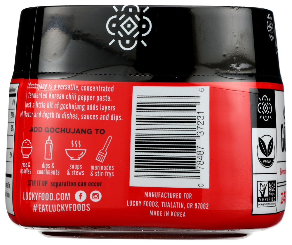 Lucky frasco junto a ajo, arroz y chiles como ingredientes frescos