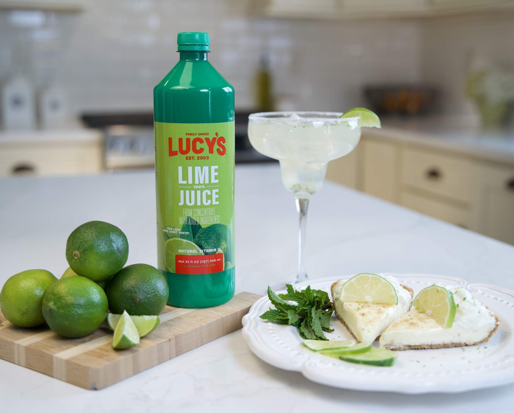 Lucy’s botella junto a una regla para comparar tamaño y rendimiento del envase